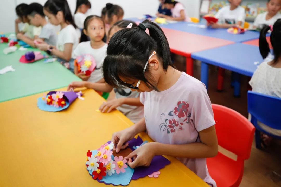 童心巧手頌黨恩 德慶縣圖書館第28期“少兒書香學(xué)堂”手工花制作活動(dòng)回顧